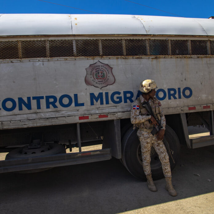 Bajo lluvia Migración continúa operativos de interdicción Este martes detiene 1,009 y deporta 946 por puestos fronterizos
