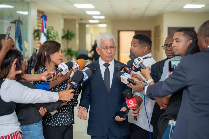 RICARDO DE LOS SANTOS PRESIDENTE DEL SENADO DEFIENDE LOS PROCESOS LEGISLATIVOS» PROYECTOS QUE SE PRUEBAN AL VAPOR.