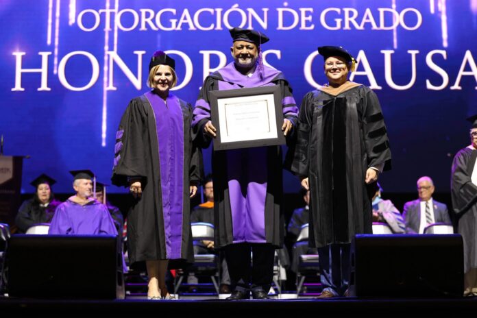 DR.ROBERTO FULCAR RECIBE RECONOCIMIENTO DE UNIVERSIDAD DE PUERTO RICO.