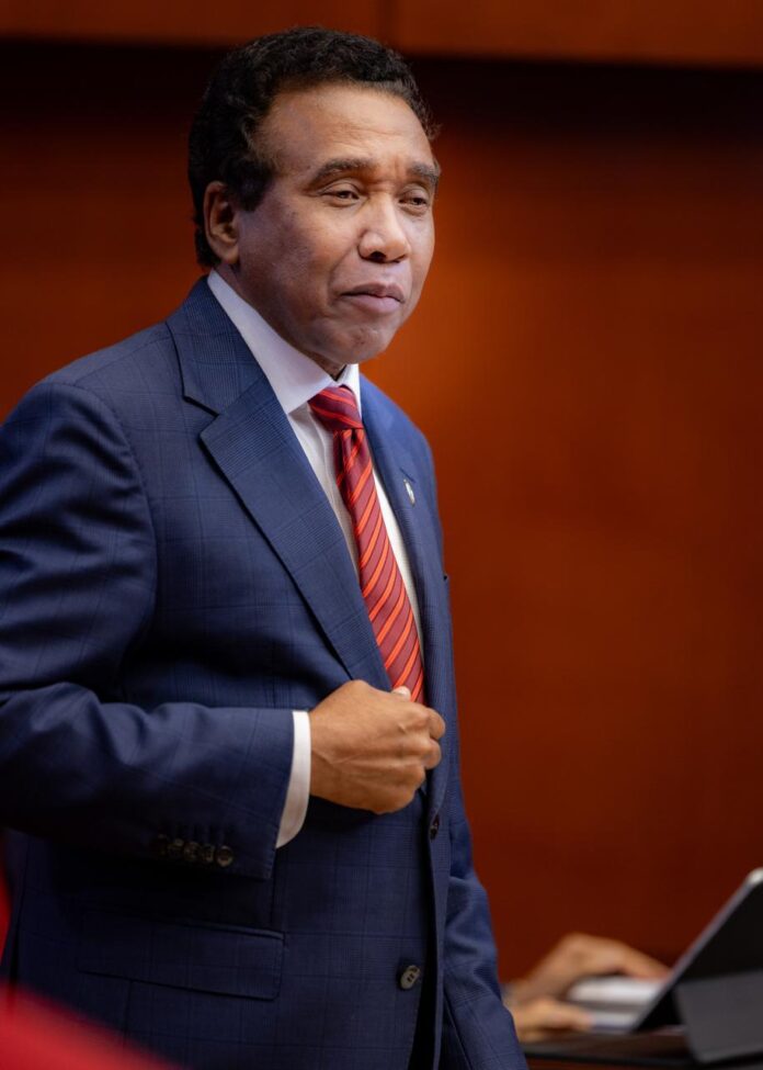 FELIS BAUTISTA SENADOR DE SAN JUAN PROPONE VACACIONES PARA MAS DE 80 ARTICULOS DEL CADIGO PENAL.