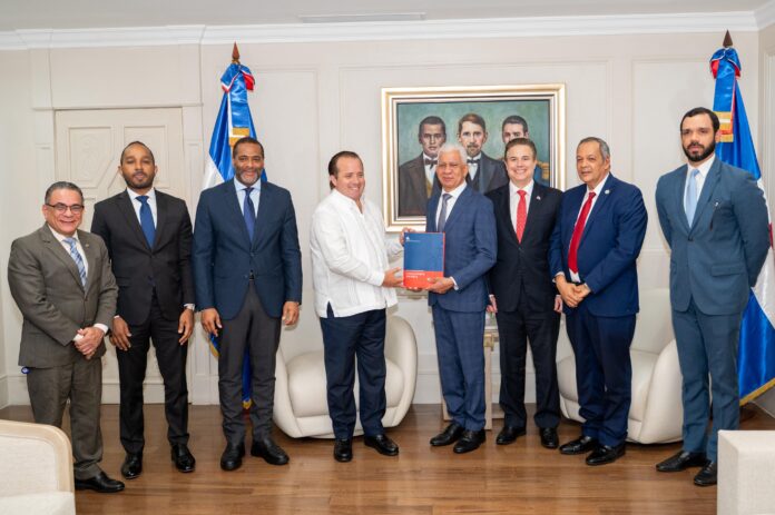 PRESIDENTE DE SENADO RECIBE ANTEPROYECTO PARA REFORMAR LA LEY DE ALIANZAS PUBLICO-PRIVADAS