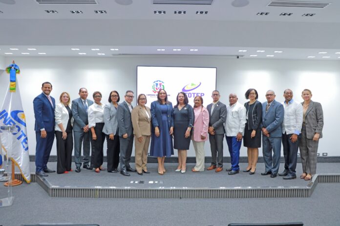 INFOTEP RATIFICA MAS DE 365 COLABORADORES DE LA CÁMARA DE DIPUTADOS.