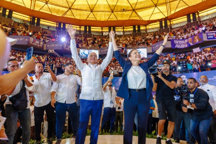 CAROLINA MEJIA JURAMENTA A RICARDO DE LOS SANTOS SU ENCARGADO DE CAMPAÑA. CAROLINA MEJIA JURAMENTA A RICARDO DE LOS SANTOS SU ENCARGADO DE CAMPAÑA.